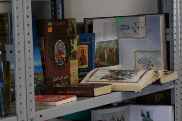 В библиотеке духовной семинарии открылась книжная выставка по случаю празднования 800-летия святого благоверного князя Александра Невского