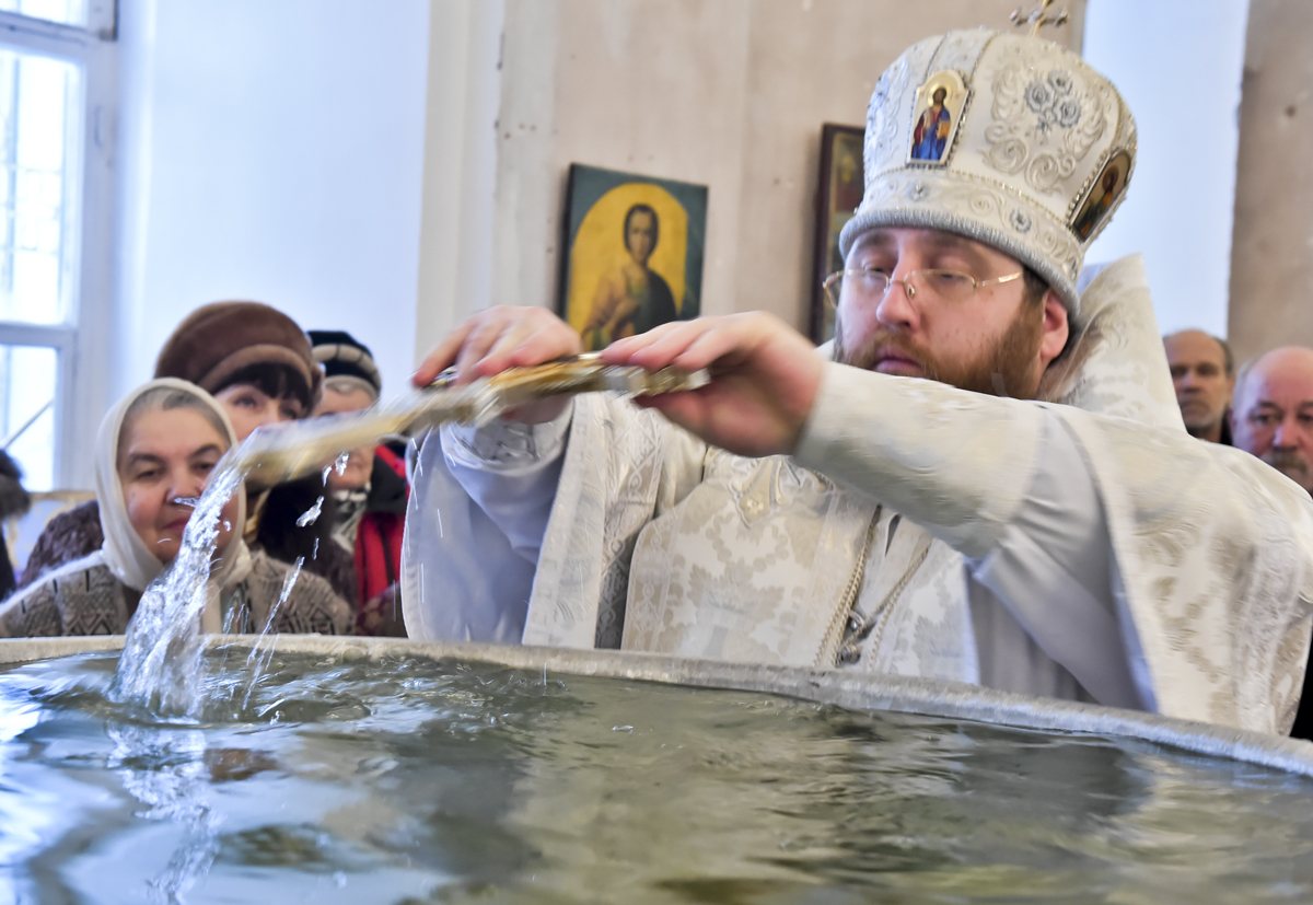 Время святой воды. Иерей Антоний Яблоков. Крещение Господне Святая вода. Освящение воды. Освящение воды на крещение.
