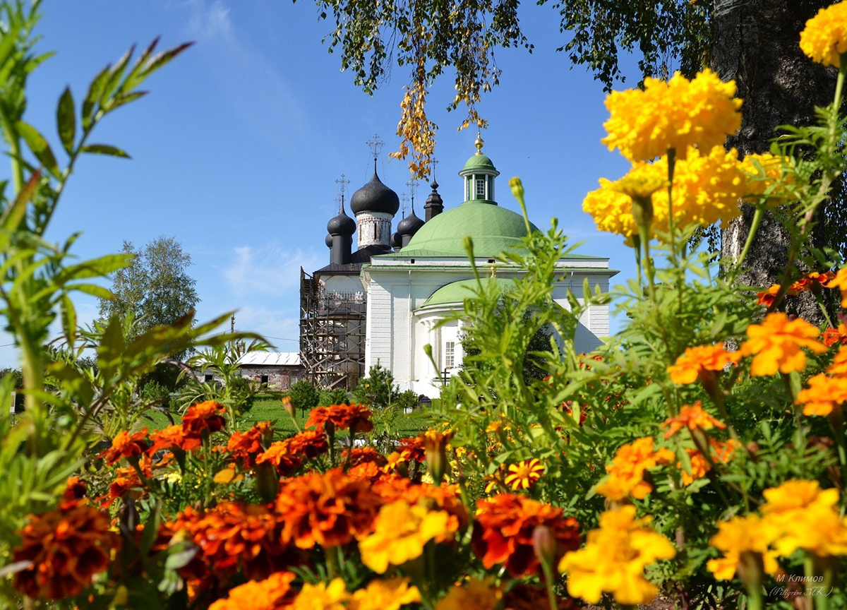 Монастырь в цветах