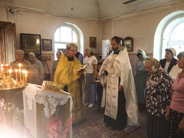 Прихожане храма Воскресения Христова с. Молочное познакомились с новым настоятелем