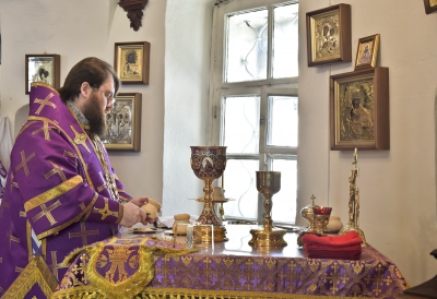 За Божественной литургией в храме Покрова на Козлене г.Вологды митрополит Игнатий совершил молитвенное поминовение погибших в результате авиакатастрофы в Ростове-на-Дону