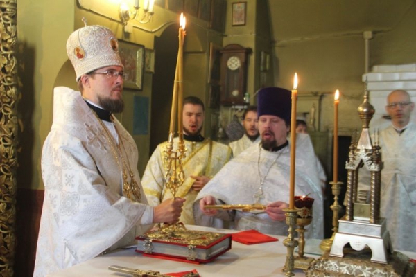 Епископ Флавиан совершил Литургию в Троицкую родительскую субботу в Казанском храме Устюжны