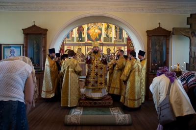 Накануне воскресного дня митрополит Игнатий совершил всенощное бдение в храме Святителя Николая на Глинках