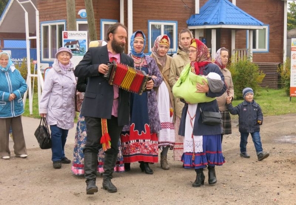 Праздник. И хорошая компания, и гуляют весело!