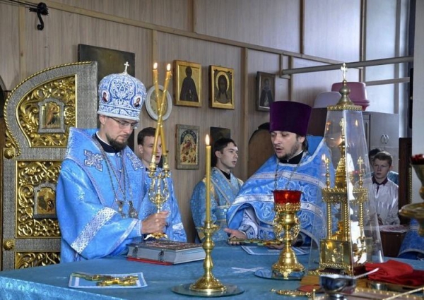 Епископ Флавиан совершил Литургию в храме Рождества Христова города Череповца