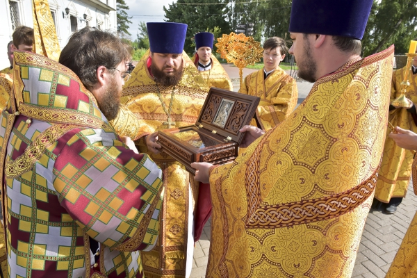 Митрополит Игнатий перед ковчегом с мощами святителя Спиридона Тримифунтского совершил Литургию в Софийском соборе Вологды