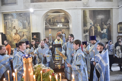 Накануне празднования Похвалы Пресвятой Богородицы митрополит Игнатий совершил вечернее богослужение в храме Покрова на Торгу