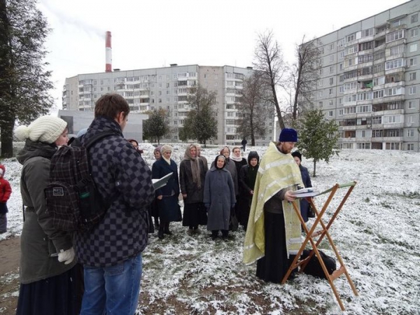 На месте строительства будущего храма в Череповце совершен молебен