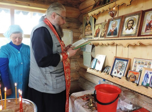 Прихожане Воскресенского храма села Сямжи совершили паломнический поход в день памяти святителя Николая Чудотворца