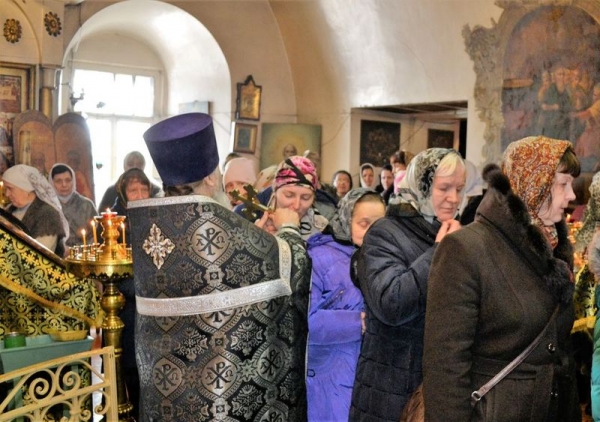 В Ильинском Засодимском храме города Кадникова прошла Литургия в Неделю Крестопоклонную