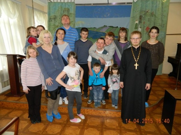 Иерей Андрей Фомин поздравил детей с синдромом Дауна с праздником Пасхи