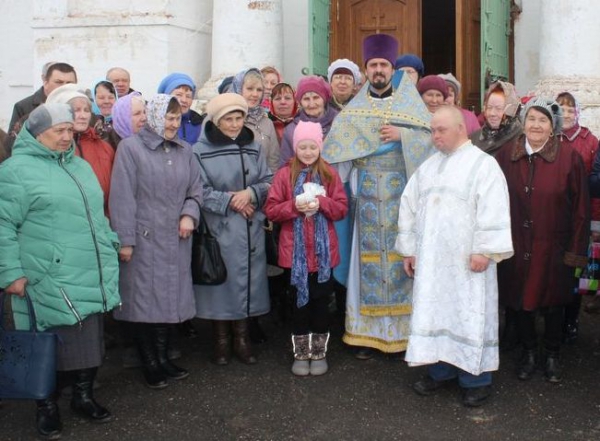 Прихожане Свято-Троицкого храма села Кубенское выпустили птиц в праздник Благовещения