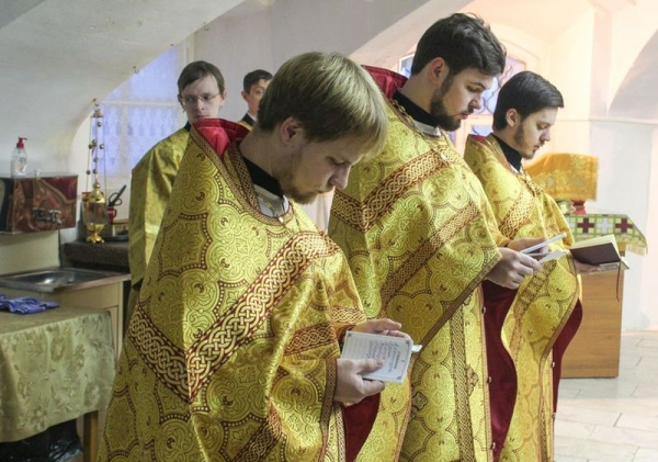 В воскресный день семинаристы молились за богослужением в Воскресенском кафедральном соборе