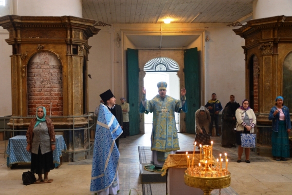 Епископ Тарасий совершил Литургию в Успенском кафедральном соборе Великого Устюга