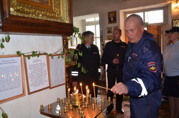 В Свято-Троицком храме села Липин Бор прошла панихида по погибшим при выполнении служебного долга сотрудникам органов внутренних дел