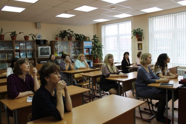 Катехизатор Казанского храма поселка Шексна провел урок для учителей в день их профессионального праздника