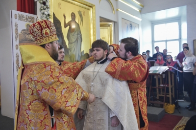 Во второе воскресенье по Пасхе, в день апостола Фомы, митрополит Игнатий совершил Литургию в Воскресенском кафедральном соборе