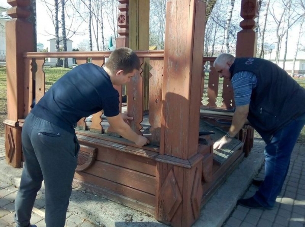 Поклонный крест на Соборной горке в Череповце был отреставрирован к празднику Пасхи группой волонтеров по инициативе неравнодушных череповчан