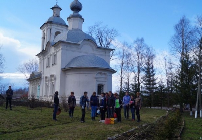 Воспитанники Белозерского детского дома убрали территорию Успенского храма