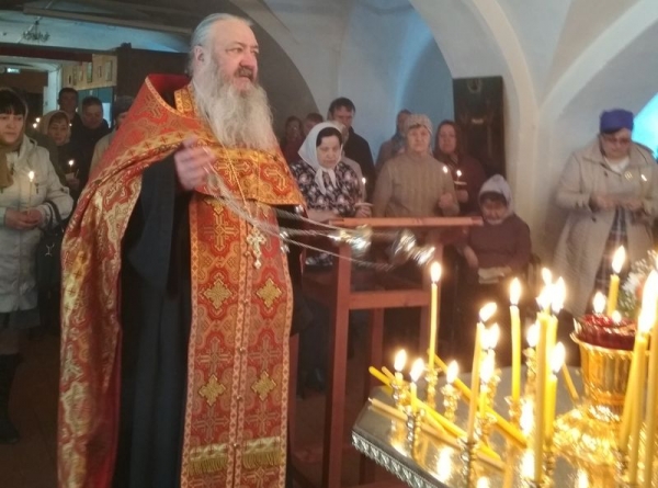 В день Радоницы прихожане Никольского храма села Устье молитвенно почтили память усопших родных