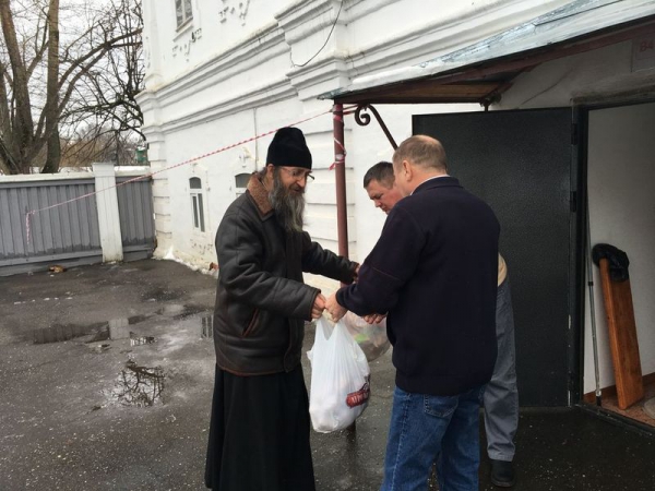 Сотрудники социального отдела Вологодской епархии доставили гуманитарную помощь в Дом ночного пребывания Вологды