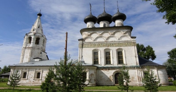 В Спасском храме города Белозерска две христианки веры евангельской приняли святое Крещение