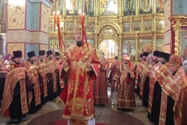 Епископ Флавиан совершил Великую вечерню в день Святой Пасхи в кафедральном соборе города Череповца