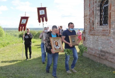 Прихожане Спасского храма деревни Морозовица помолились о даровании благодати Святого Духа