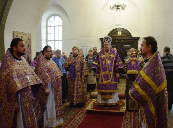 В праздник Воздвижения Креста Господня епископ Тарасий совершил Божественную литургию в кафедральном соборе епархии