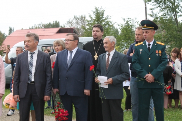 Протоиерей Александр Колесов освятил памятный знак