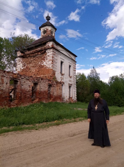 Верующие Вашкинского района совершили паломнический поход к Успенской церкви деревни Поповка-Пушторская