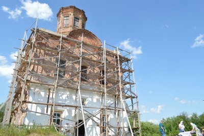 Прихожане восстанавливаемого Тихвинского храма поселка Стрига готовят церковь к проведению богослужений