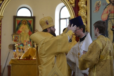 Епископ Игнатий возглавил Литургию в храме Афанасия и Феодосия Череповецких и совершил две хиротонии