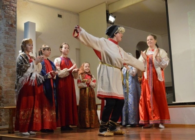 Театральная студия &quot;Сказ&quot; при Кирилло-Белозерском монастыре показала зрителям яркую фольклорную постановку