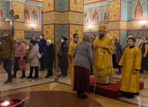 Епископ Игнатий накануне воскресного дня совершил всенощное бдение в кафедральном соборе Череповца