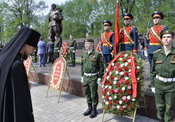 Епископ Флавиан возложил венок к воинскому мемориалу