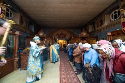 В канун праздника Покрова Пресвятой Богородицы митрополит Игнатий совершил всенощное бдение в храме Покрова на Козлёне