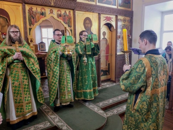 В храме святителя Николая Чудотворца на Глинках состоялась миссионерская Литургия для молодежи