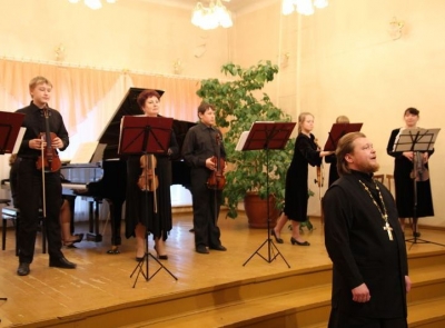В Великом Устюге юные скрипачи провели концерт в честь праздника святых жен-мироносиц