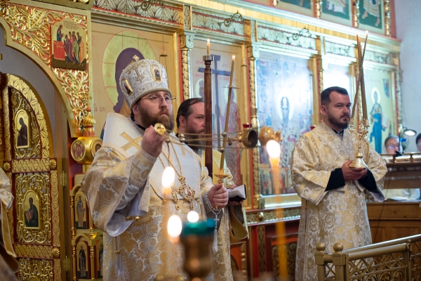 В канун праздника Преображения Господня митрополит Игнатий совершил всенощное бдение в храме Константина и Елены