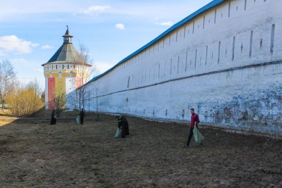 В Вологодской семинарии прошел субботник по уборке окружающей монастырь территории