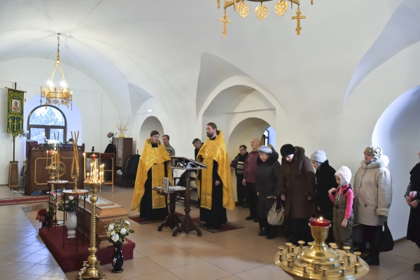 У раки с мощами святителя Антония Вологодского в Никольском храме во Владычной слободе был совершен прощальный молебен