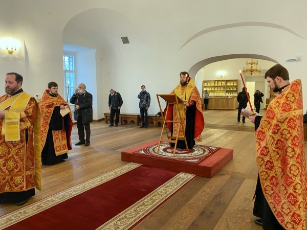 Накануне дня памяти святителя Николая Чудотворца митрополит Игнатий совершил всенощное бдение в Воскресенском соборе