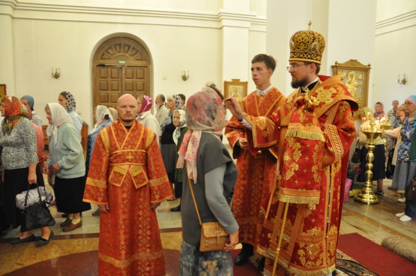 Епископ Флавиан совершил вечерню и утреню с изнесением креста в кафедральном соборе г. Череповца