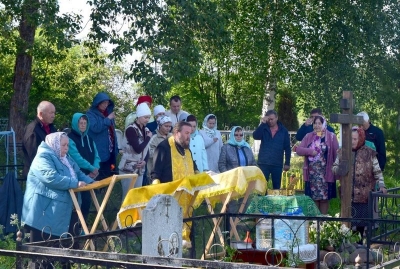 У поклонного креста в память о репрессированном священнике Петре Сретенском совершена панихида