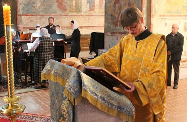 В воскресный день учащие и учащиеся Вологодской духовной семинарии молились за богослужением в Софийском кафедральном соборе