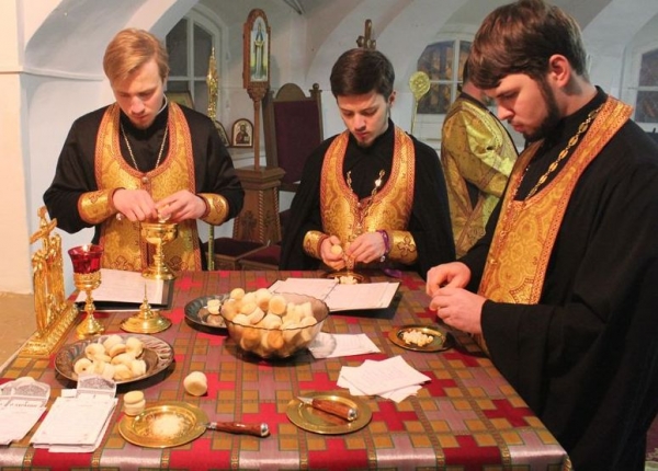 В кафедральном соборе Вологды состоялось праздничное воскресное богослужение с участием студентов семинарии