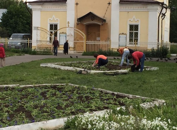 Волонтеры молодежного отдела епархии высадили цветы возле храма