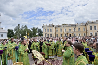 В день празднования Собора Вологодских святых иерархи Русской Православной Церкви совершили Литургию в Софийском кафедральном соборе и молебен на Соборной площади