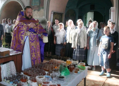 В Андреевском храме города Вологды освятили новый урожай меда